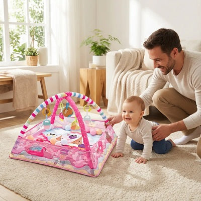 papa tient bebe quatre pattes pres tapis d eveil bebe