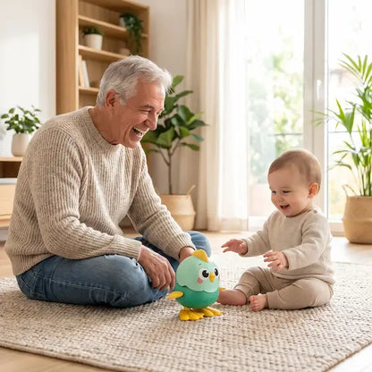 papi bébé assis tapis regardent jouet bebe poussin vert