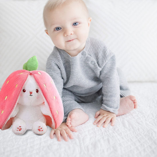 peluche bebe longues oreilles fraise bebe assis