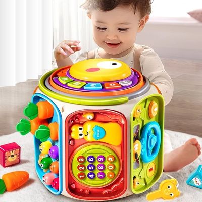 petit garcon assis joue au jouet eveil bebe