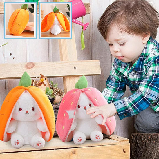 petit garcon joue avec peluche bebe