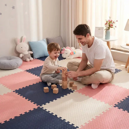 petit garçon joue cube tapis mousse puzzle papa regarde