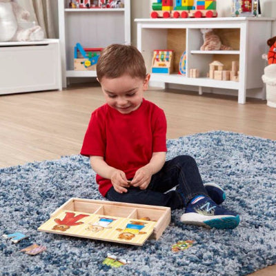 petit garcon joue puzzle en bois famille ours