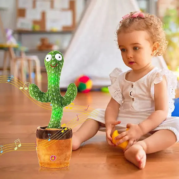 petite fille assis parquet regarde peluche interactive cactus danse chante