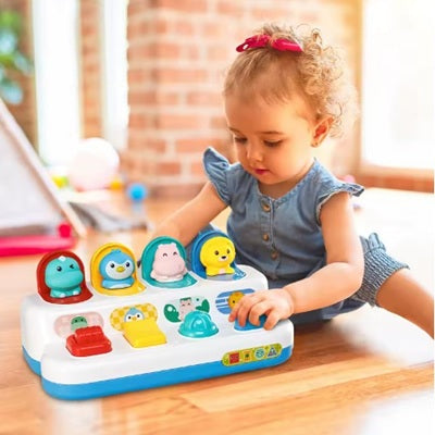 petite fille assise parquet joue jouet pour bebe piano