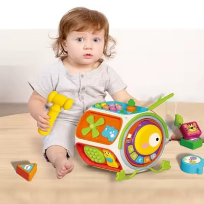 petite fille assise joue jouet eveil bebe