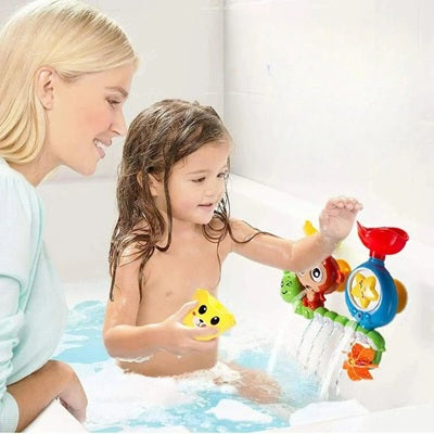 petite fille dans bain joue jouet baignoire bebe maman regarde