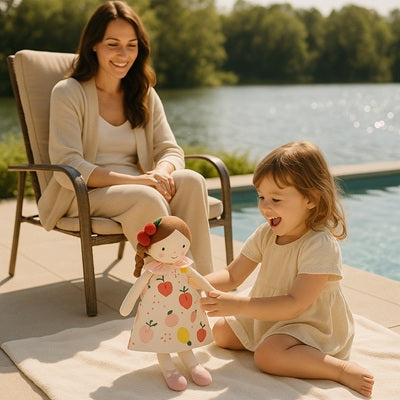 petite fille joue peluche doudou pres piscine maman surveille