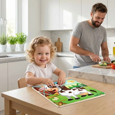 petite fille joue puzzle bois table cusine papa prepare repas
