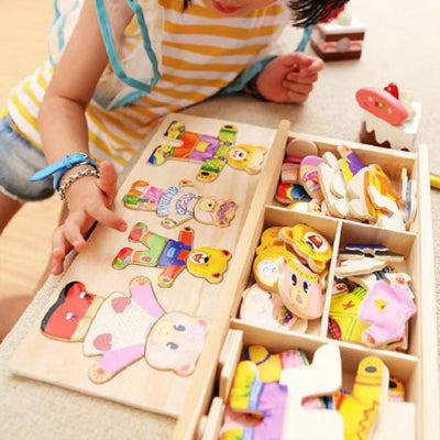 petite fille joue puzzle en bois famille lapin