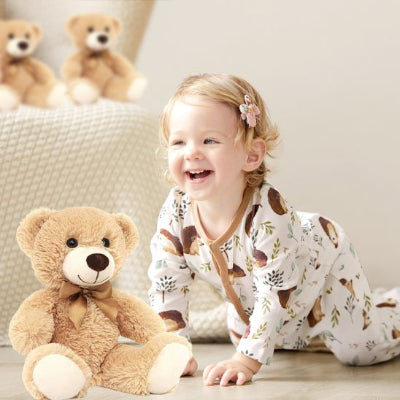 petite fille quatre pattes souriante pres ours en peluche