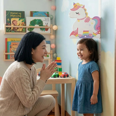 petite fille robe bleue debout toise enfant licorne maman applaudit