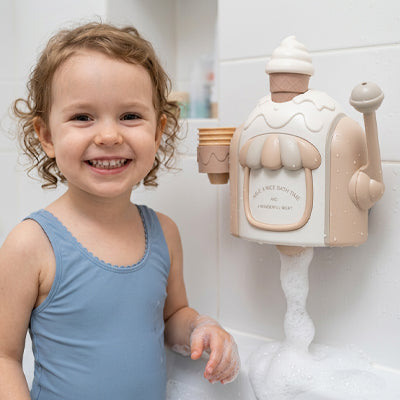 petite fille souriante dans bain avec jouet baignoire pour bebe