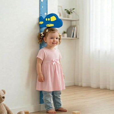 petite fille souriante dos contre toise enfant avion bleu