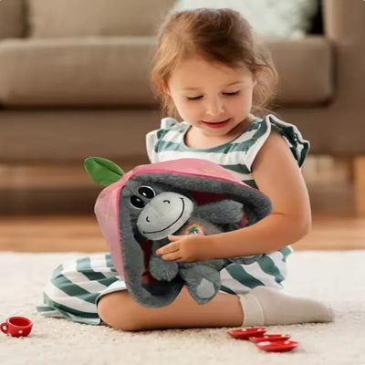 petite fille souriante tient peluche qui respire dans bras