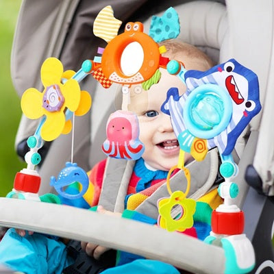 portique bebe sur poussette bebe regarde