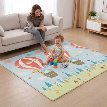 tout petit assis tapis motricité bébé joue maman canapé surveille