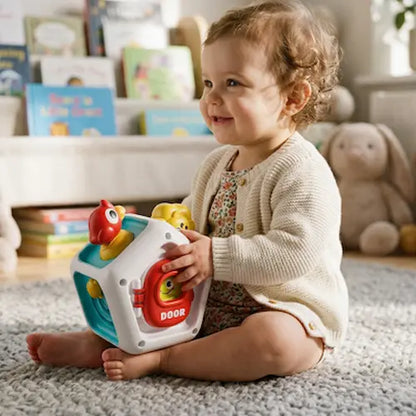 toute petite fille assise tapis tient jouet bebe