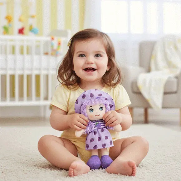 toute petite fille tient poupée de chiffon violette