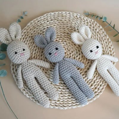 trois lapin doudou sur presentoire rond gris blanc bleu